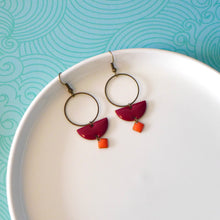 Charger l&#39;image dans la galerie, Boucles d&#39;oreilles graphiques bicolores orange et bordeaux
