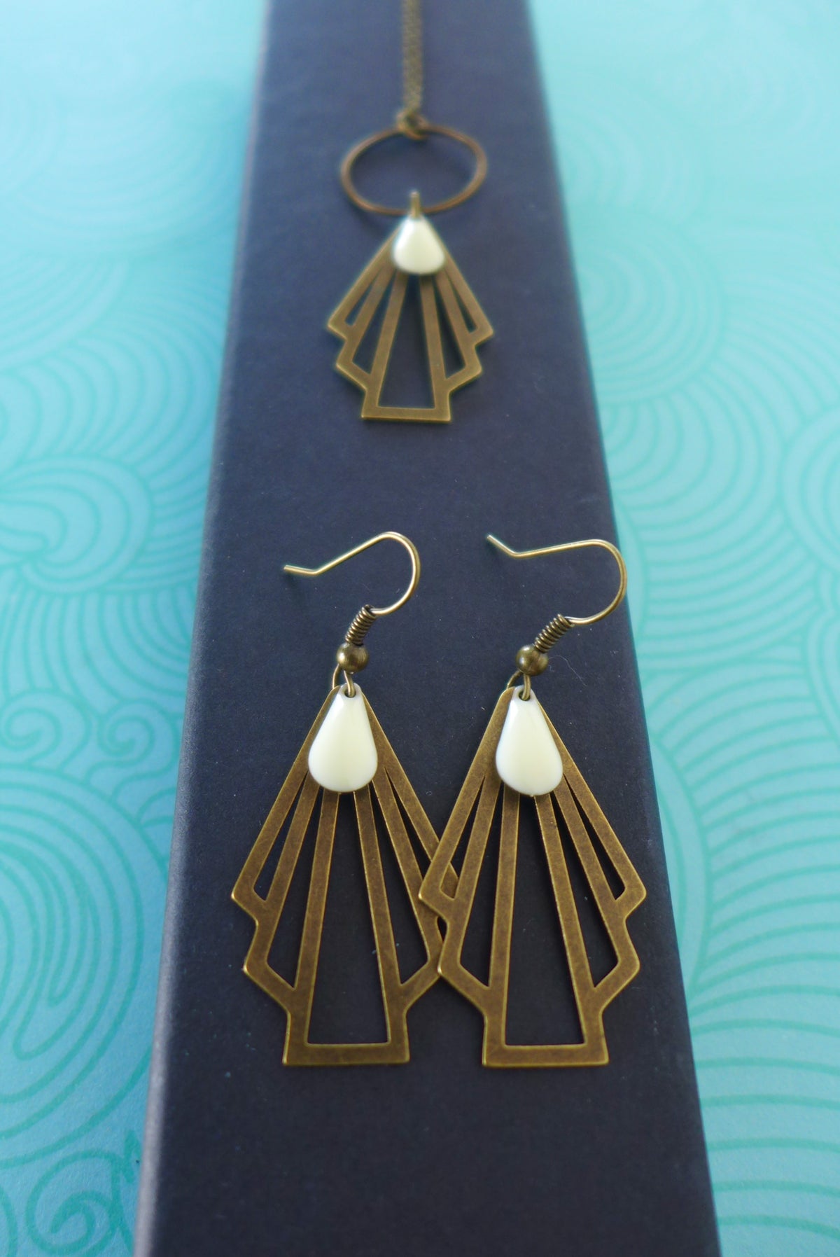 Boucles d'oreilles éventail graphique Art Déco bronze et blanc