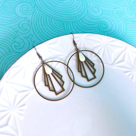 Boucles d'oreilles créoles Art Déco éventail graphique bronze et émail blanc