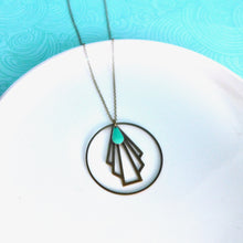 Charger l'image dans la galerie, Collier anneau et éventail graphique Art Déco en laiton et émail turquoise
