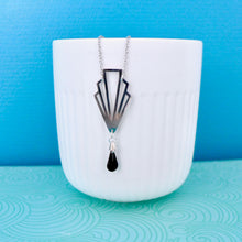 Charger l'image dans la galerie, Collier Art Déco pendentif éventail graphique acier inoxydable argenté et sequin émail noir
