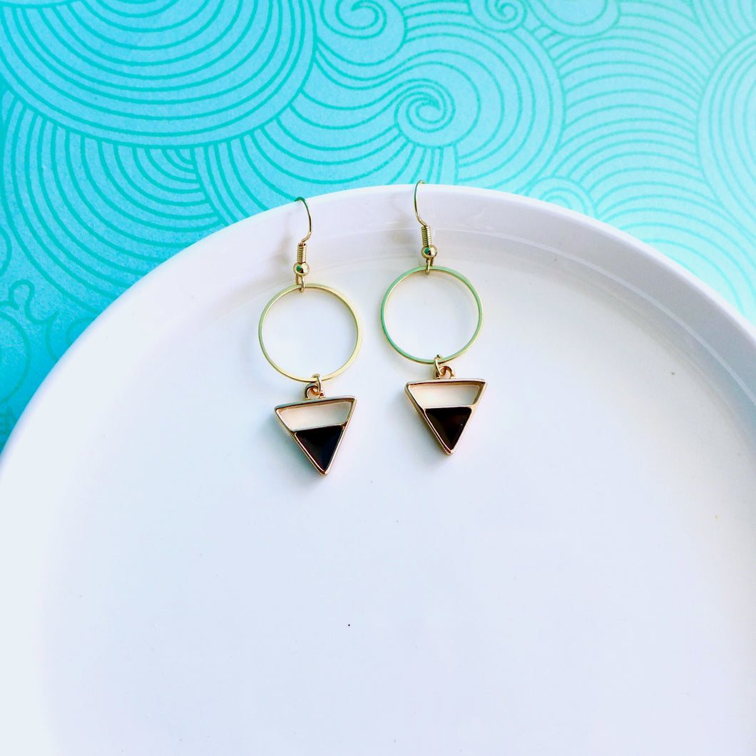 Boucles d'oreilles minimalistes anneau doré et triangle noir