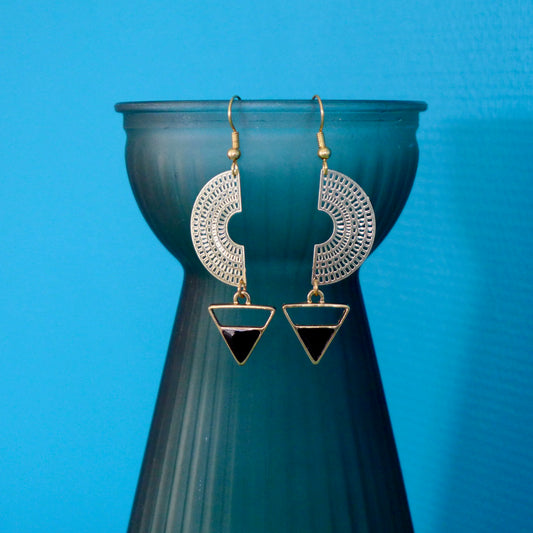 Boucles d'oreilles graphiques arc de cercle doré et triangle émail noir