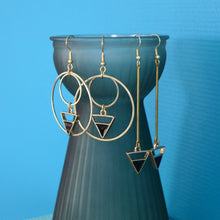 Charger l&#39;image dans la galerie, Boucles d&#39;oreilles créoles triangle géométrique doré et noir
