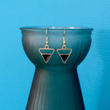 Charger l&#39;image dans la galerie, Petites boucles d&#39;oreilles minimalistes triangle doré et noir
