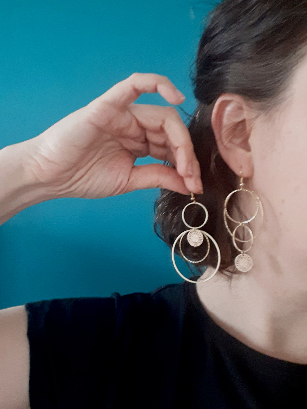 Boucles d'oreilles asymétriques et graphiques cascade de cercles dorés