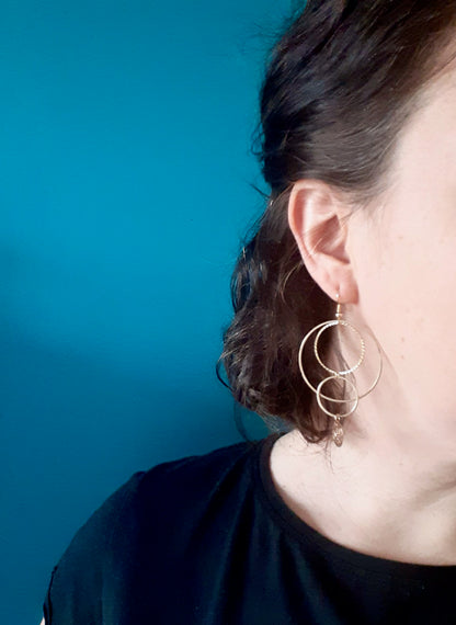 Boucles d'oreilles graphiques cascade de cercles dorés