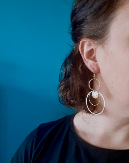 Boucles d'oreilles asymétriques et graphiques cascade de cercles dorés