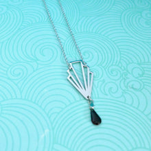 Charger l'image dans la galerie, Collier Art Déco pendentif éventail graphique acier inoxydable argenté et sequin émail noir
