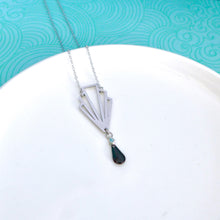 Charger l'image dans la galerie, Collier Art Déco pendentif éventail graphique acier inoxydable argenté et sequin émail noir
