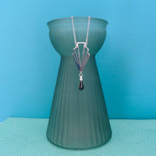 Charger l'image dans la galerie, Collier Art Déco pendentif éventail graphique acier inoxydable argenté et sequin émail noir
