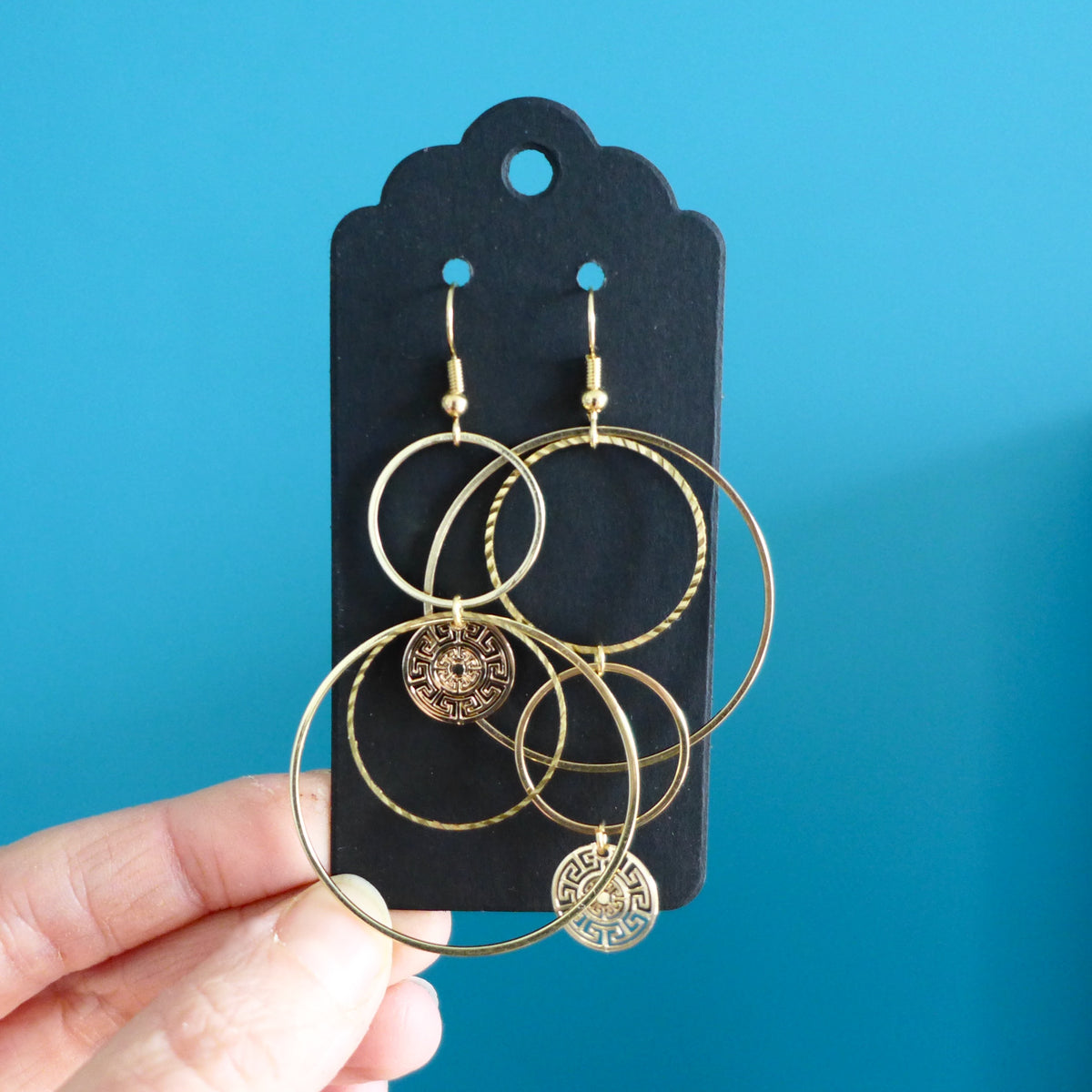 Boucles d'oreilles asymétriques et graphiques cascade de cercles dorés