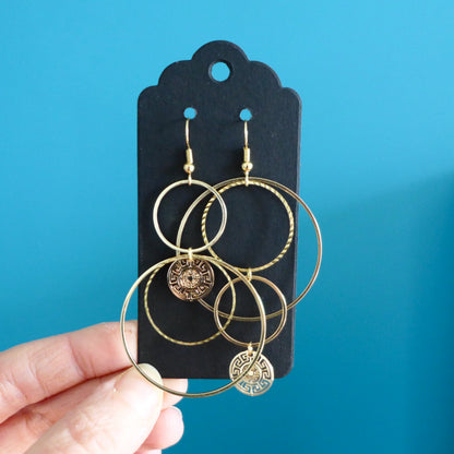 Boucles d'oreilles asymétriques et graphiques cascade de cercles dorés