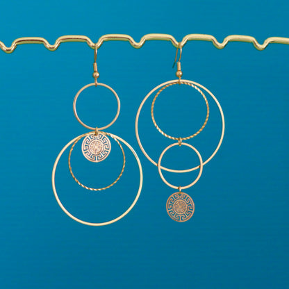 Boucles d'oreilles asymétriques et graphiques cascade de cercles dorés