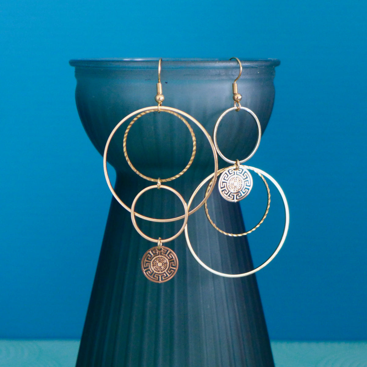 Boucles d'oreilles asymétriques et graphiques cascade de cercles dorés
