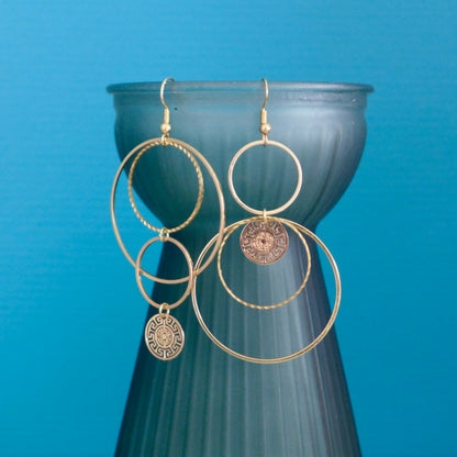 Boucles d'oreilles asymétriques et graphiques cascade de cercles dorés