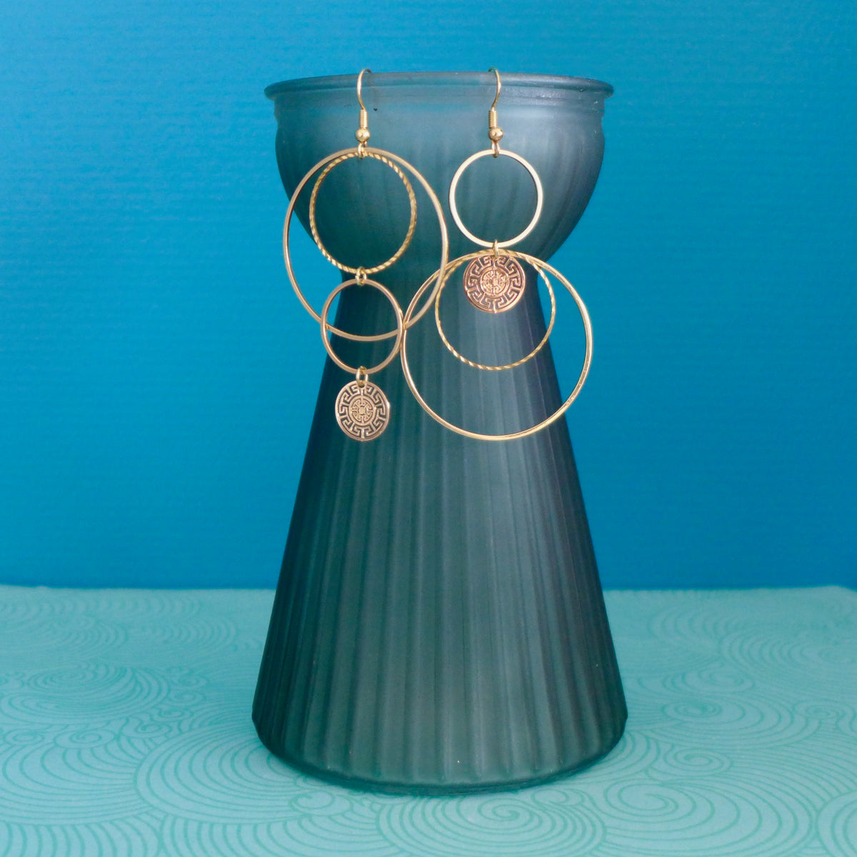 Boucles d'oreilles asymétriques et graphiques cascade de cercles dorés