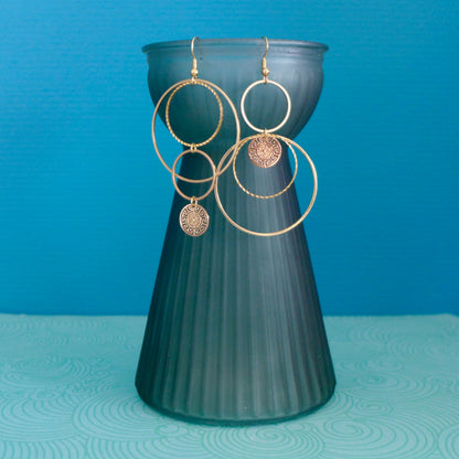 Boucles d'oreilles asymétriques et graphiques cascade de cercles dorés