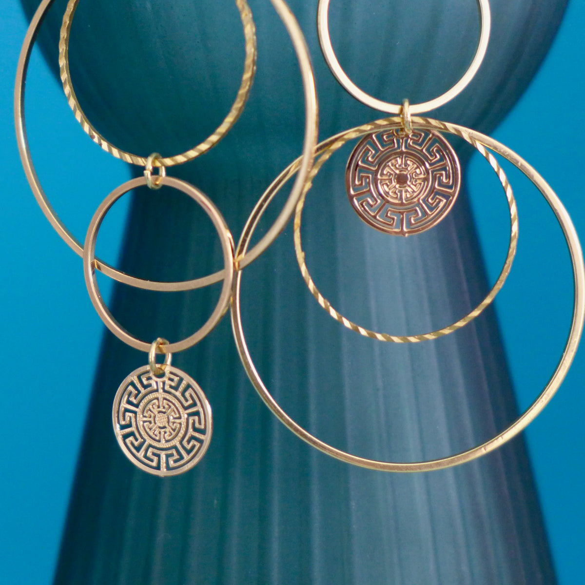 Boucles d'oreilles asymétriques et graphiques cascade de cercles dorés