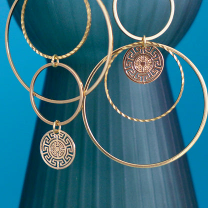 Boucles d'oreilles asymétriques et graphiques cascade de cercles dorés