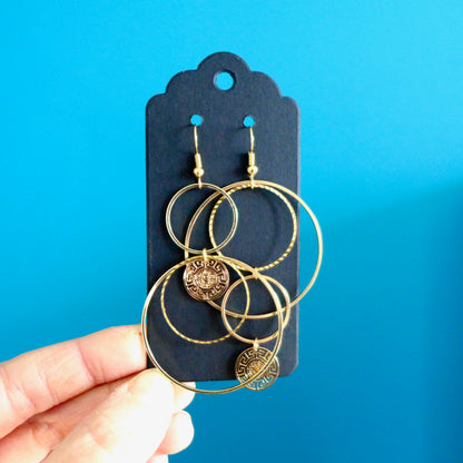 Boucles d'oreilles asymétriques et graphiques cascade de cercles dorés