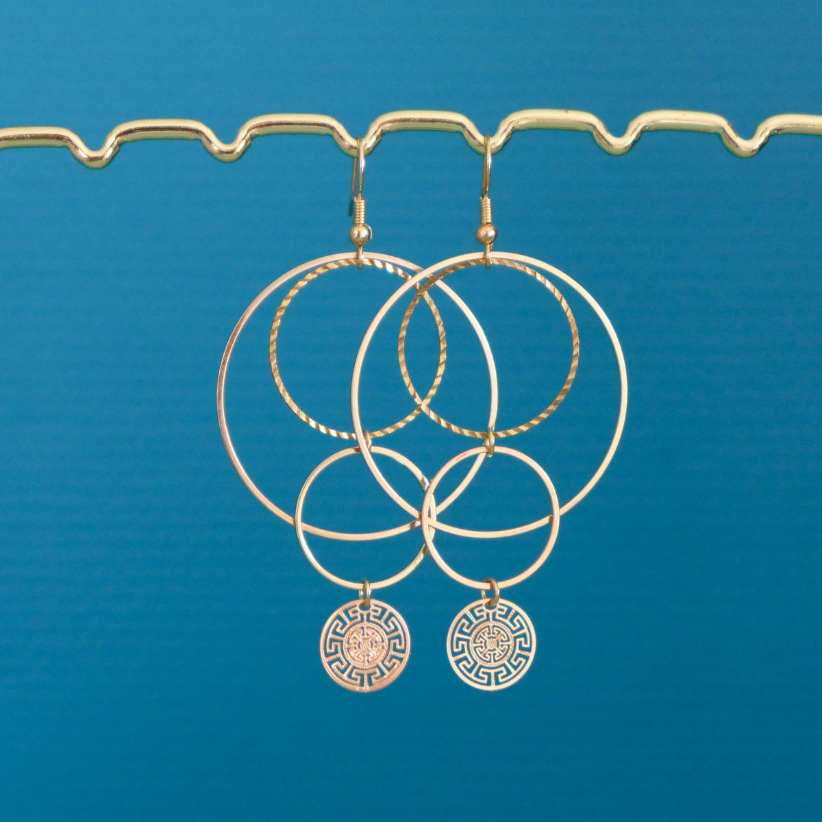 Boucles d'oreilles graphiques cascade de cercles dorés