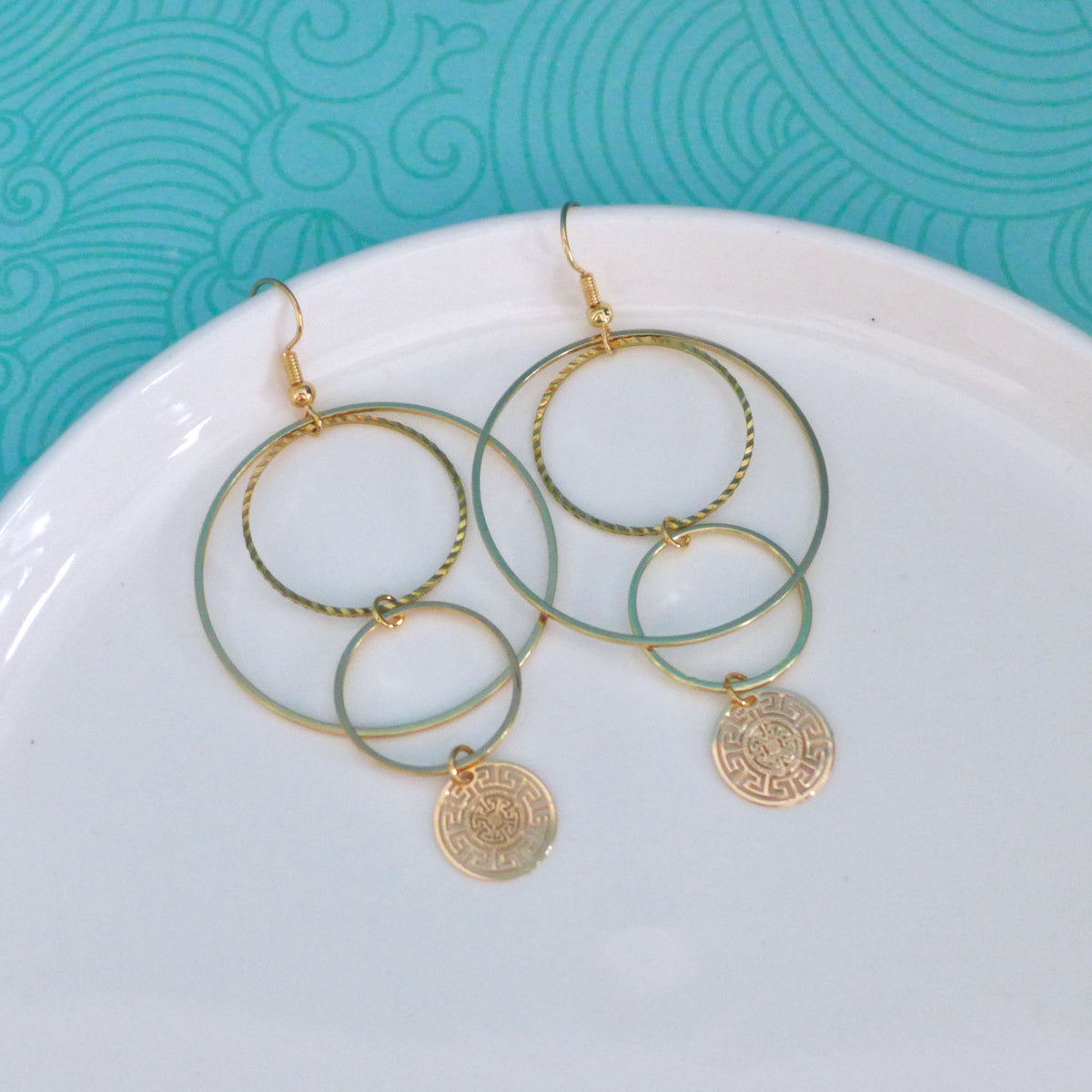 Boucles d'oreilles graphiques cascade de cercles dorés