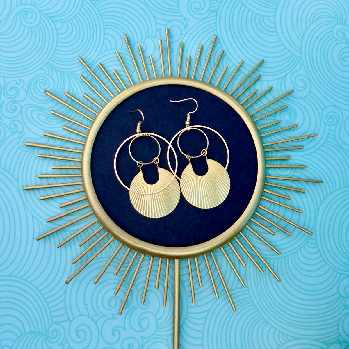 Grandes boucles d'oreilles dorées Art Déco rondes striées