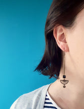 Charger l&#39;image dans la galerie, Boucles d&#39;oreilles asymétriques graphiques Art déco noires longues et fines

