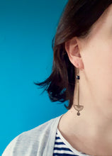 Charger l&#39;image dans la galerie, Boucles d&#39;oreilles asymétriques graphiques Art déco noires longues et fines
