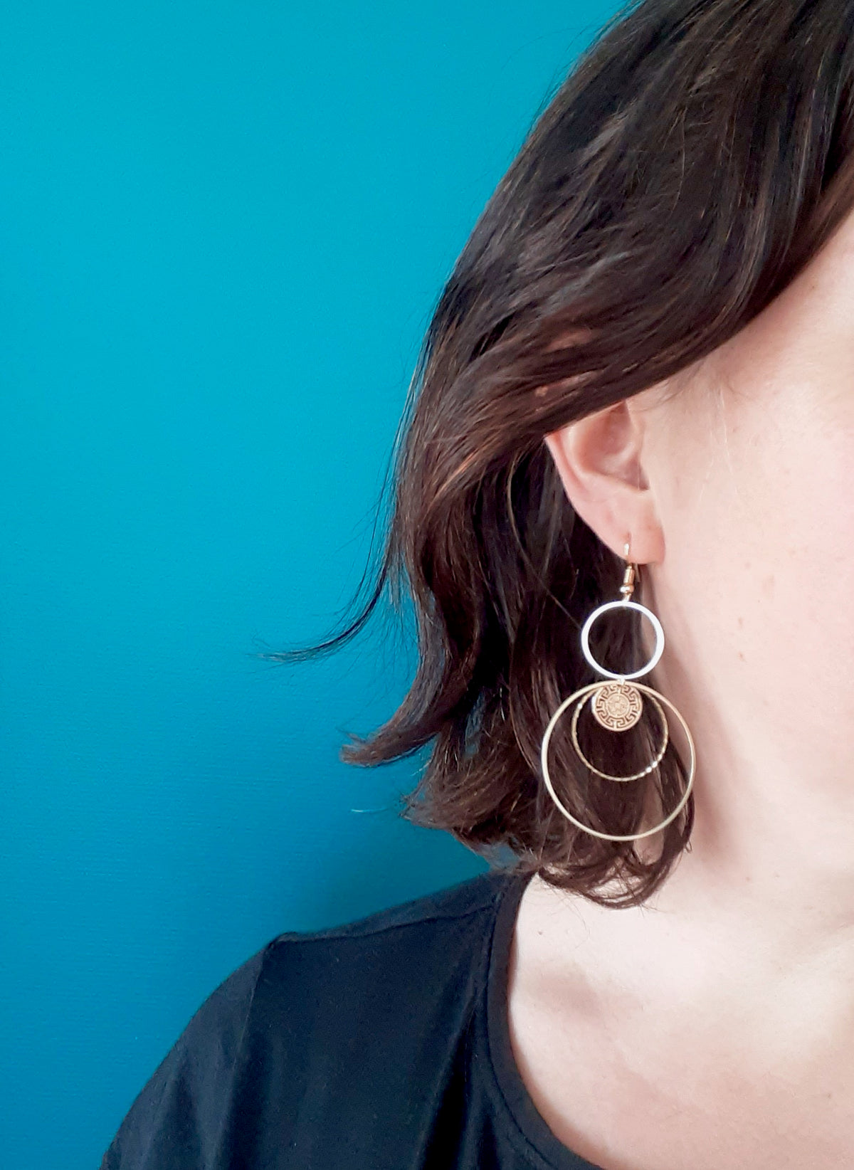 Boucles d'oreilles asymétriques et graphiques cascade de cercles dorés