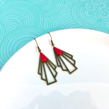 Charger l&#39;image dans la galerie, Boucles d&#39;oreilles éventail Art déco bronze et rouge, boucles géométriques laiton émail rouge, cadeau femme fête mères boucles rouges
