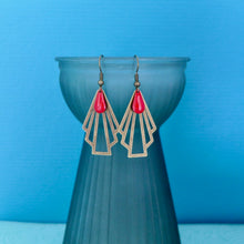 Charger l&#39;image dans la galerie, Boucles d&#39;oreilles éventail Art déco bronze et rouge, boucles géométriques laiton émail rouge, cadeau femme fête mères boucles rouges
