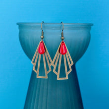 Charger l&#39;image dans la galerie, Boucles d&#39;oreilles éventail Art déco bronze et rouge, boucles géométriques laiton émail rouge, cadeau femme fête mères boucles rouges
