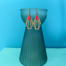 Charger l&#39;image dans la galerie, Boucles d&#39;oreilles éventail Art déco bronze et rouge, boucles géométriques laiton émail rouge, cadeau femme fête mères boucles rouges
