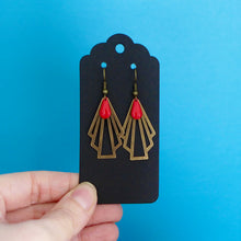 Charger l&#39;image dans la galerie, Boucles d&#39;oreilles éventail Art déco bronze et rouge, boucles géométriques laiton émail rouge, cadeau femme fête mères boucles rouges

