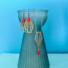 Charger l&#39;image dans la galerie, Boucles d&#39;oreilles éventail Art déco bronze et rouge, boucles géométriques laiton émail rouge, cadeau femme fête mères boucles rouges
