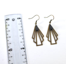 Charger l&#39;image dans la galerie, Boucles d&#39;oreilles éventail graphique Art Déco bronze et émail noir
