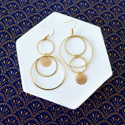 Boucles d'oreilles asymétriques et graphiques cascade de cercles dorés