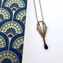 Charger l'image dans la galerie, Collier éventail graphique Art Déco en laiton et émail noir
