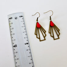 Charger l&#39;image dans la galerie, Boucles d&#39;oreilles éventail Art déco bronze et rouge, boucles géométriques laiton émail rouge, cadeau femme fête mères boucles rouges
