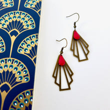 Charger l&#39;image dans la galerie, Boucles d&#39;oreilles éventail Art déco bronze et rouge, boucles géométriques laiton émail rouge, cadeau femme fête mères boucles rouges
