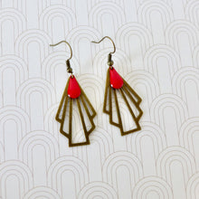 Charger l&#39;image dans la galerie, Boucles d&#39;oreilles éventail Art déco bronze et rouge, boucles géométriques laiton émail rouge, cadeau femme fête mères boucles rouges
