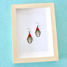 Charger l&#39;image dans la galerie, Boucles d&#39;oreilles éventail Art déco bronze et rouge, boucles géométriques laiton émail rouge, cadeau femme fête mères boucles rouges
