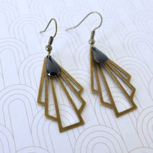 Charger l&#39;image dans la galerie, Boucles d&#39;oreilles éventail graphique Art Déco bronze et émail noir
