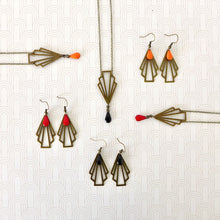 Charger l'image dans la galerie, Boucles d'oreilles éventail Art déco bronze et rouge, boucles géométriques laiton émail rouge, cadeau femme fête mères boucles rouges
