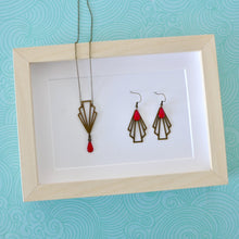 Charger l&#39;image dans la galerie, Boucles d&#39;oreilles éventail Art déco bronze et rouge, boucles géométriques laiton émail rouge, cadeau femme fête mères boucles rouges
