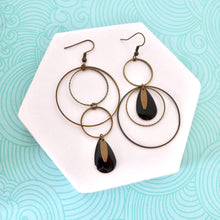 Charger l&#39;image dans la galerie, Boucles d&#39;oreilles asymétriques graphiques rondes bronze et noir
