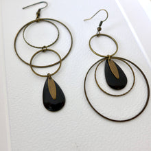 Charger l&#39;image dans la galerie, Boucles d&#39;oreilles asymétriques graphiques rondes bronze et noir
