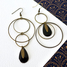 Charger l&#39;image dans la galerie, Boucles d&#39;oreilles asymétriques graphiques rondes bronze et noir
